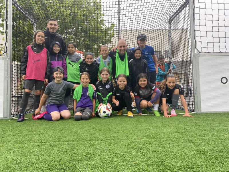 💜E-Juniorinnen nehmen Fußballcourt im Outlet-Metzingen ein