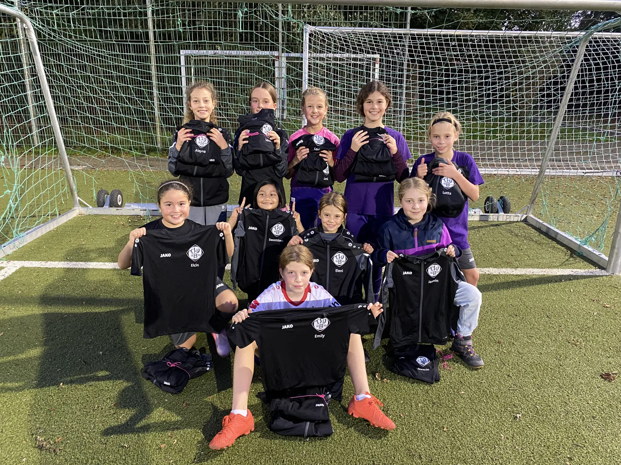 💜E-Juniorinnen mit neuen Trainingsanzügen und TShirts ausgestattet